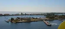 Blick vom Riesenrad über den Großen Hafen und den Banter See in Richtung Südwest; im Hintergrund der Jadebusen
