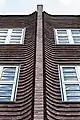 Detailaufnahme einer Lisene, zu sehen außerdem die Horizontalen-betonenden Klinker-Reliefs