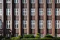 Im Spiel von Licht und Schatten plastisch wirkende Fassade