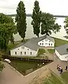 Kleiner Hafen mit Inselhäusern