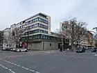 Neubau Bundesallee 21 (rechts hinter dem Baum von der Ecke Bundesallee/ Trautenaustraße)