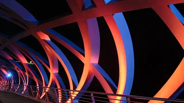 Brückeninnenkonstruktion bei Nacht.