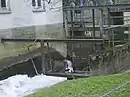 Mühlengraben Lahde, das Wasser läuft durch das Schütz und wird nicht genutzt
