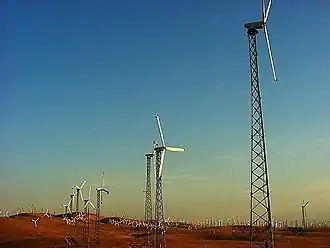 Windkraftanlagen der Altamont Pass Wind Farm auf der Passhöhe