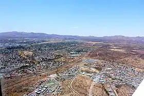 Luftaufnahme von Windhoek mit den Auasbergen
