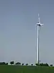 Eine einzelne Windkraftanlage (links) und ein Blick auf den Windpark Dittwar (rechts)