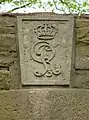 Schlussstein über einem Torbogen mit den Insignien von König Georg III.