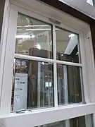 Außen aufmontiertes Fensterkreuz auf einem modernen Fenster