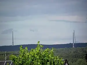 Zwei der Anlagen im Windpark Ellern während der Bauphase im August 2012. Bild aus Riesweiler aufgenommen.