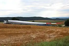 Ein Rotorblatt wartet auf die Montage (August 2016)