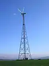 Windrad über dem Dorf