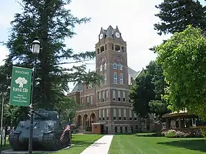 Das Winnebago County Courthouse in Forest City, seit 1981 im NRHP gelistet