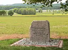 Gedenkstein für Mönnekehusen (Munichehausen) am Osthang des Haarberges; nicht an der tatsächlichen Wüstungsstelle