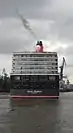 Mit ganz langsamer Fahrt gegen auflaufend Wasser kommt das Schiff dem Trockendock Elbe 17 näher