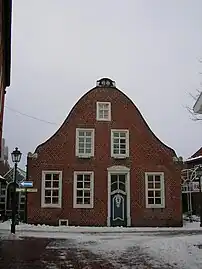 Einfacher glockenförmiger Schweifgiebel, 1777 (Wittmund, Brückstraße 1A)