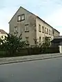 Wohnhaus in offener Bebauung und Ecklage