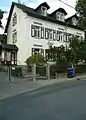 Wohnhaus in offener Bebauung