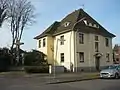Wohnhaus an der Rosellstraße mit Wegekreuz an der Ecke zur Luxemburger Straße