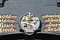 Geschnitztes Wappen am Fachwerk des Rathauses (1940)