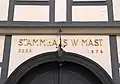 Mast-Firmenzeichen am Stammhaus in Wolfenbüttel