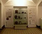 Ausstellungsvitrine zu verschiedenen Fundorten