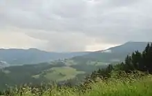 St. Oswald auf dem Wolfsriegel, rechts die Gipfelkuppe des Schwarzkogels