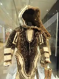 Frauenparka aus „Isländer Seehund“-Fell, Nunavimiut, östliche Hudson Bay(1910–1914)