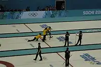 Szene von der elften Session 2016. Auf der hinteren Bahn die Partie Japan (schwarz) gegen China (gelb)