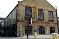 Das Pleasant Theatre in der North Road in London diente in der Folge Saffys Premiere als Theater-Außenset.