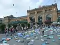 Kunstaktion mit 600 kleinen Klimaflüchtlingszeltenvor dem Hauptbahnhof Hannover