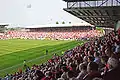 Rechts The Kop und links die Haupttribüne bei einem Spiel des AFC Wrexham (2007)