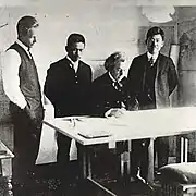 v. l. n. r.: John Lloyd Wright, Arata Endō, Frank Lloyd Wright und Aisaku Hayashi