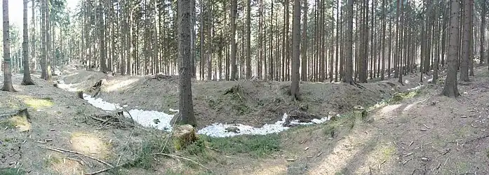 Erdwerk der Wüstung im Panorama von Ost nach Südwest – Blick von Außen