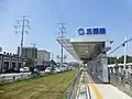 Eine typische ebenerdige Haltestelle der Optics Valley LRV mit Rasengleis an der Sanyuan Road