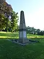 Obelisk mit Einfriedung