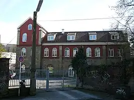 Bahnhofsgebäude von der Straße aus gesehen