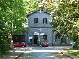 Straßenseite des Empfangsgebäudes