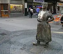 Mina Knallenfalls, im Hintergrund die Poststraße, 2016
