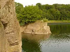 Die östliche Felswand des Bilsteins mit der Felseninsel im Hintergrund.