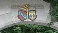 Wappen von Wurmsbach und der Äbtissin Maria Dumeisen am Tor der ehemaligen Ringmauer