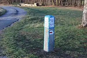 Wegweiser nahe dem Dorf