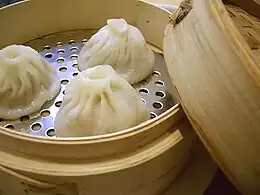 Dim-Sum-Gerichte werden in Bambuskörben über einer heißen Dampfquelle in der Küche zubereitet