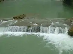 In der Nähe befindlicher Xiniutan-Wasserfall (犀牛潭瀑布).
