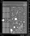 Röntgenaufnahme eines  Philips Pixium 2430 EZ; sie zeigt das Innenleben, das voller Elektronik ist. Die zwei mal vier rechteckigen Elemente auf der linken Seite des Detektors sind Zellen des Akkus.