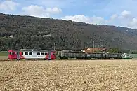 Be 4/4 2 der Travys mit aufgebockten Normalspur-Güterwagen bei Vuiteboeuf, 2009