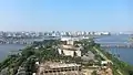 Blick vom Hotel nach Westen über die Yanggak-Insel auf die Internationale Kinohalle Pjöngjang (vorne) und das Yanggakdo-Stadion (August 2012)