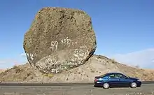 Yeager Rock, auf einer Moräne liegend mit weiterem Gletscherschliff (Waterville Plateau, Washington)