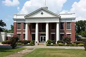 Yell County Courthouse in Dardanelle (2013). Dieses 1914 errichtete Courthouse ist das Gerichts- und Verwaltungsgebäude für den Dardanelle-Bezirk innerhalb des Countys. Es ist seit September 1992 im NRHP eingetragen.