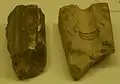 Gussformen eines Bronzeschwerts (links) und einer Lanze (rechts)