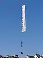 Installation mit Sessel und Banner «Freiraum für Kräne, Kunst & harmlosen Unfug». Vermutlich eine künstlerische «Guerilla»-Aktion.